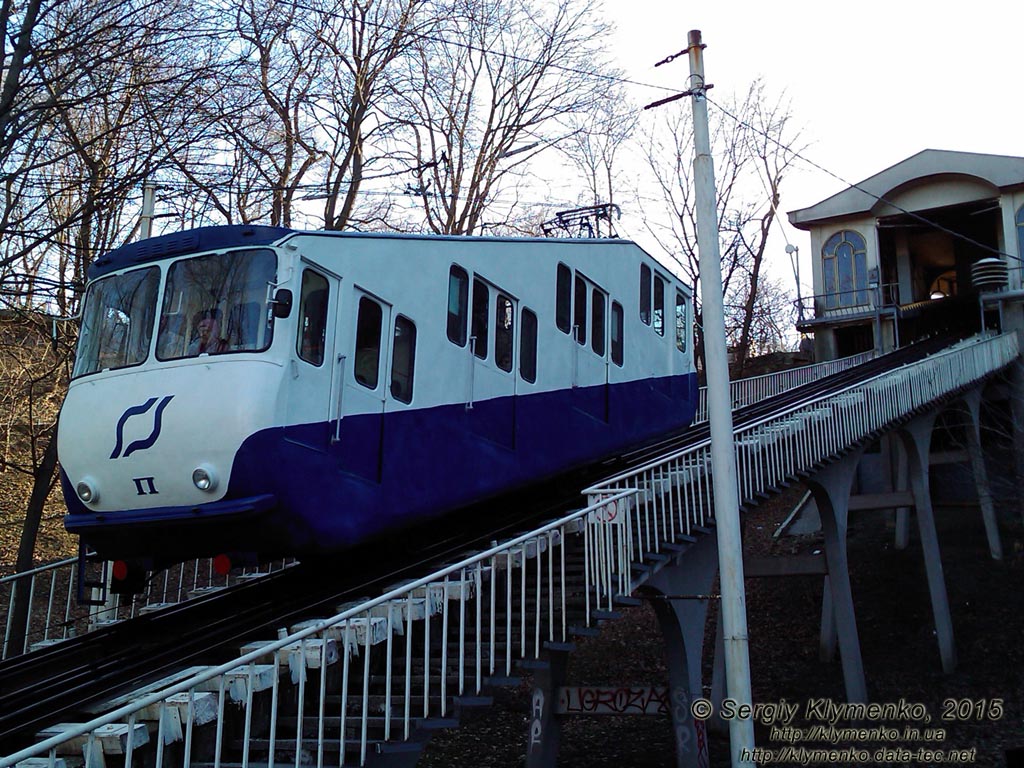 Фото Киева. Фуникулер в движении: «правый» вагон начал движение вниз от верхней станции. Вид с места близ верхней станции.