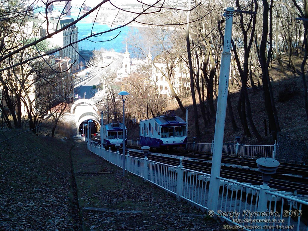 Фото Киева. Фуникулер в движении, разъезд «левого» и «правого» вагонов. Вид с места близ верхней станции.