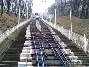 Фото Киева. Фуникулер в движении, «левый» вагон движется к верхней станции. Вид из движущегося «правого» вагона.