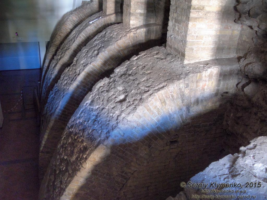 Фото Киева. Золотые Ворота. Сохранившиеся остатки древних конструкций и контрфорсы XIX века.