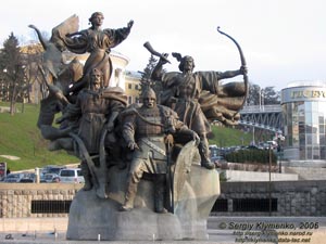 Фото Киева. Скульптурная композиция в честь основателей Киева на Площади Независимости.