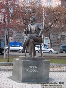 Фото Киева. Памятник Лесю Курбасу в скверике возле здания № 8 на ул. Прорезная.