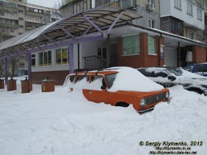 Фото Киева. Последствия метели 24 марта 2013 года. Машины во дворах полностью засыпаны снегом.