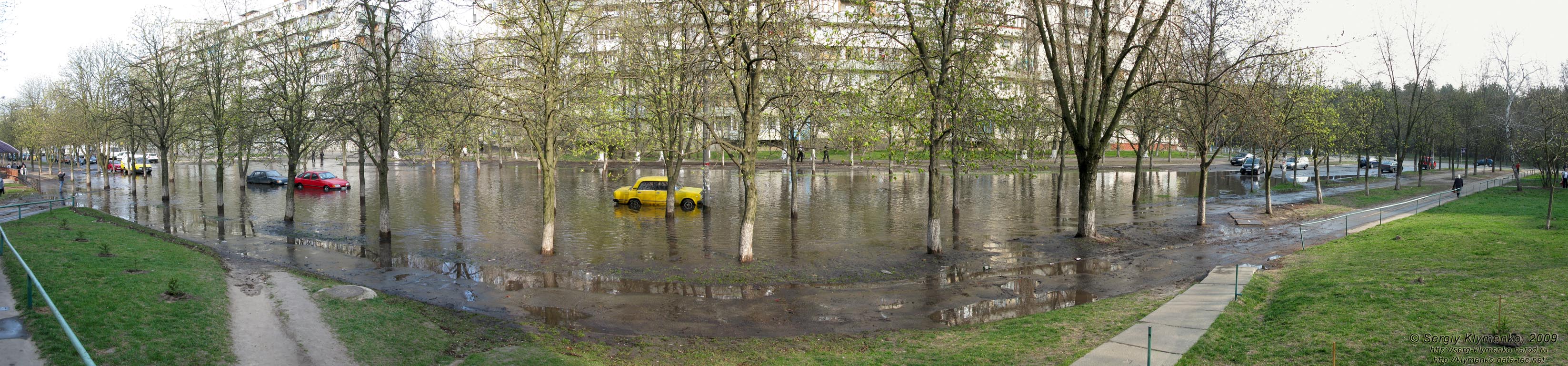 Фото Киева. Затопленная улица академика Курчатова (панорама ~120°), 15 апреля 2009 года.