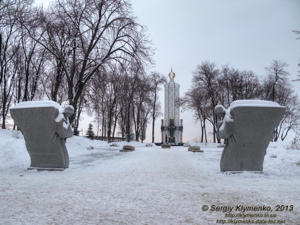 Фото Киева. Национальный музей «Мемориал памяти жертв Голодомора». Главный вход в мемориал.