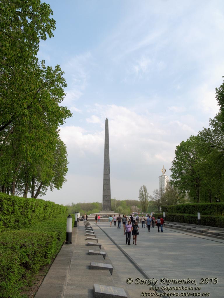 Фото Киева. Обелиск на могиле Неизвестного Солдата в парке Вечной Славы (вид вдоль главной аллеи)