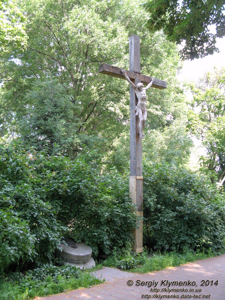 Фото Киева. Памятный камень-жёрнов и деревянный крест в начале Калиновой рощи памяти жертв голодомора 1932-1933 годов.
