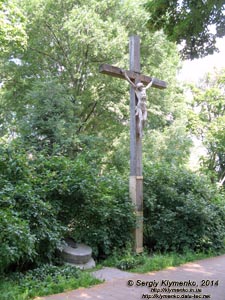 Фото Киева. Памятный камень-жёрнов и деревянный крест в начале Калиновой рощи памяти жертв голодомора 1932-1933 годов.