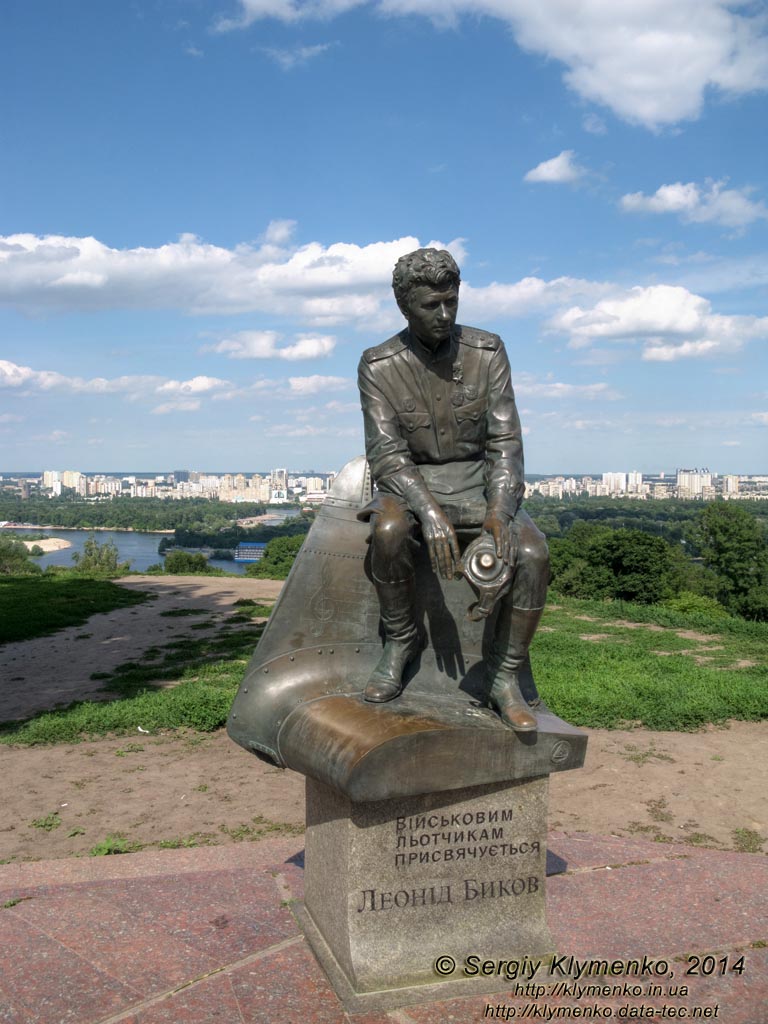 Фото Киева. Памятник Военным Летчикам (аллея Героев Крут, немного ниже парка Вечной Славы).