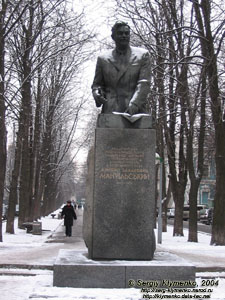 Фото Киева. Памятник Д. З. Мануильскому.