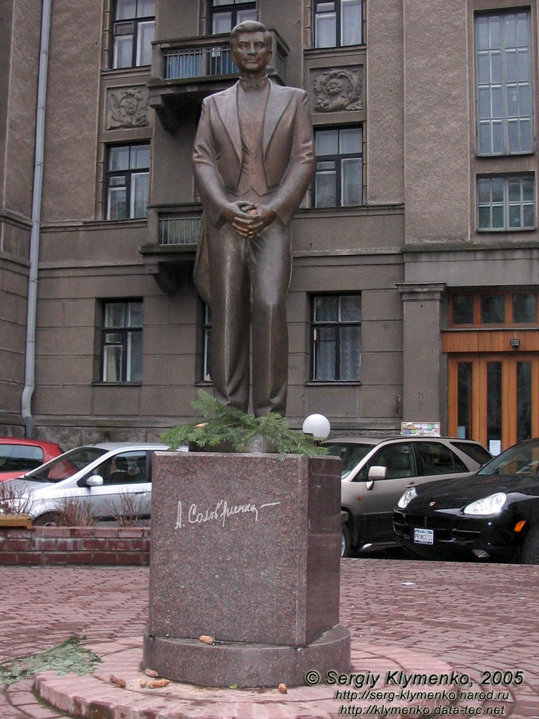 Фото Киева. Памятник А. Б. Соловьяненко.
