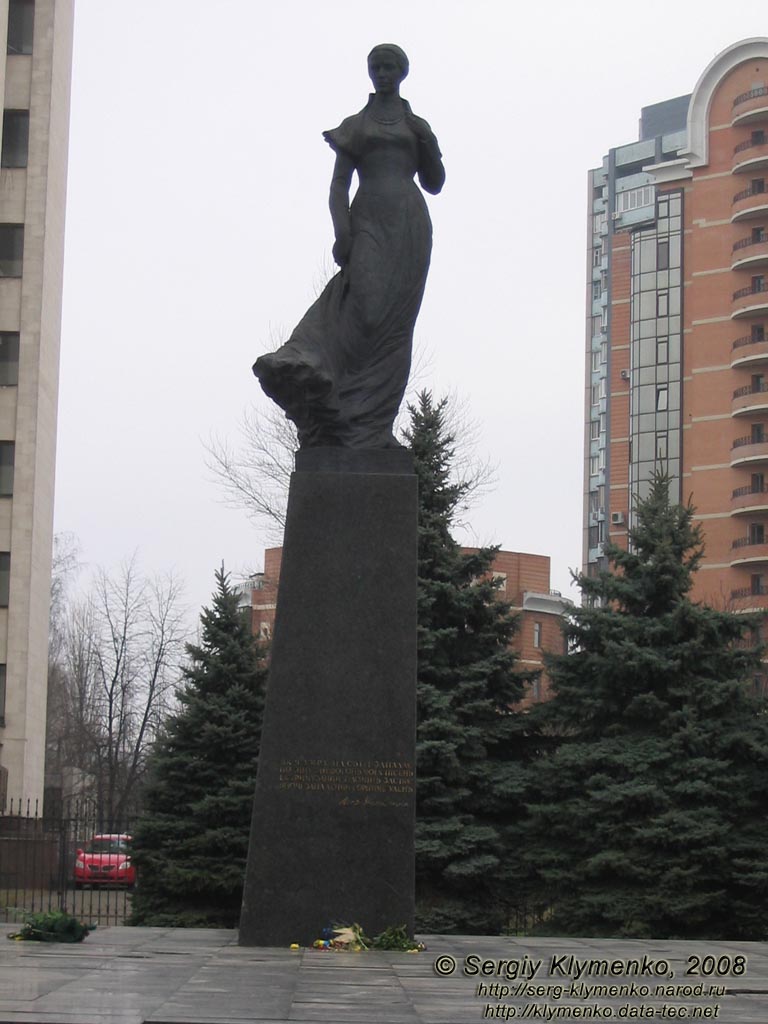 Фото Киева. Памятник Лесе Украинке на площади имени Леси Украинки.