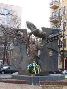 Фото Киева. Памятник Вячеславу Чорноволу около Национального художественного музея Украины.