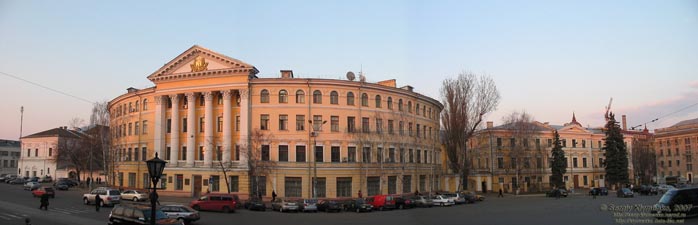 Фото Киева. Панорама части Контрактовой площади и новый учебный корпус Киевской академии.