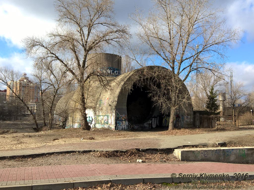 Фото Киева. Оболонь, кессон «Сталинского метро» («Титул №12») в парке «Наталка» (50°29'56"N, 30°31'27"E).