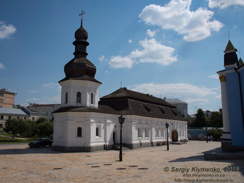 Фото Киева. Трапезная церковь Михайловского Златоверхого монастыря (вид с территории монастыря).