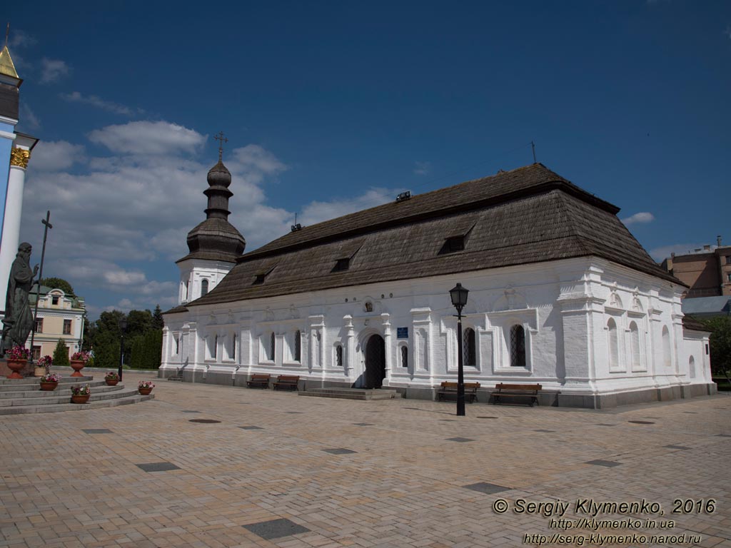Фото Киева. Трапезная церковь Михайловского Златоверхого монастыря (вид с территории монастыря).