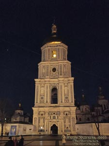 Фото Киева. Вечерние Колокольня и Собор Святой Софии на Новогодне-Рождественские праздники 2023 года.