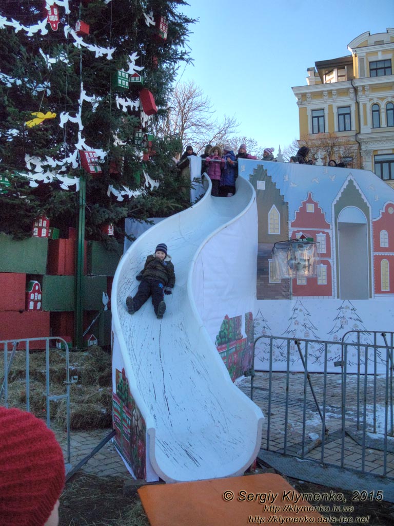 Фото Киева. Софиевская площадь. Возле Рождественской ёлки 2015 года.