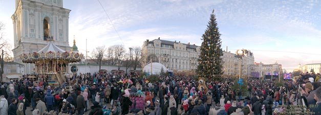 Фото Киева. Софиевская площадь на Новогодние праздники 2017 года. Панорама ~120°.
