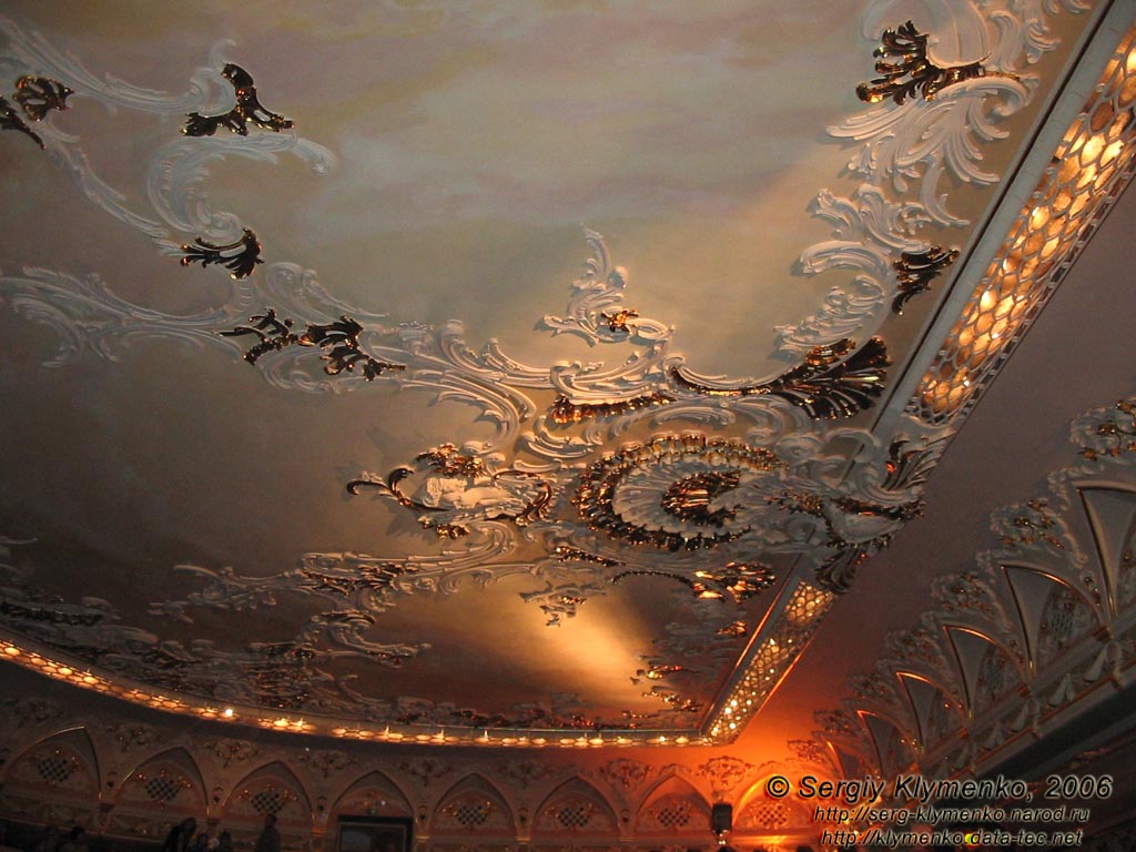 Фото Киева. Декор потолка (фрагмент) зрительного зала театра им. Ивана Франко.