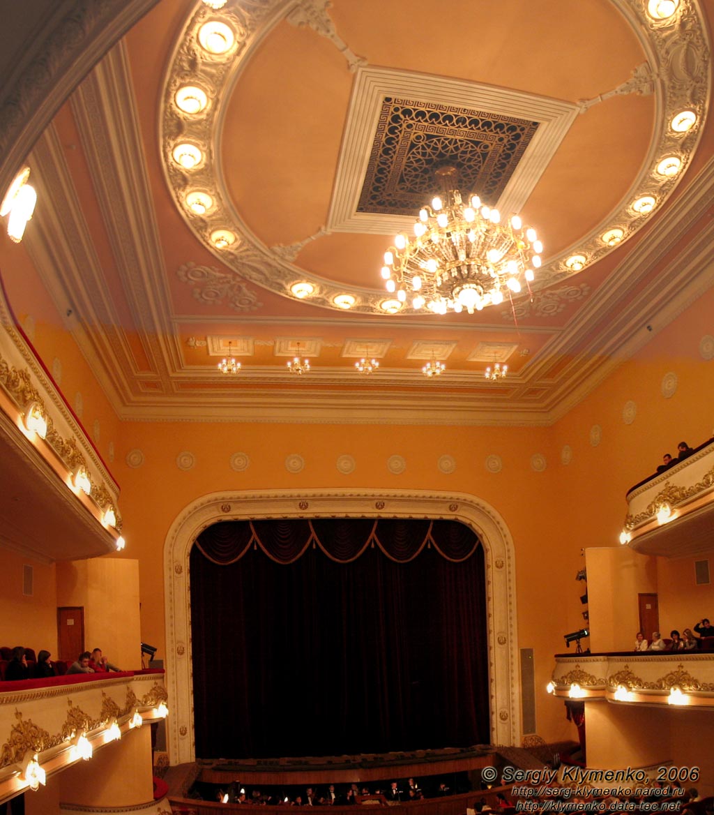 Фото Киева. Зрительный зал Киевского государственного академического Театра оперетты.