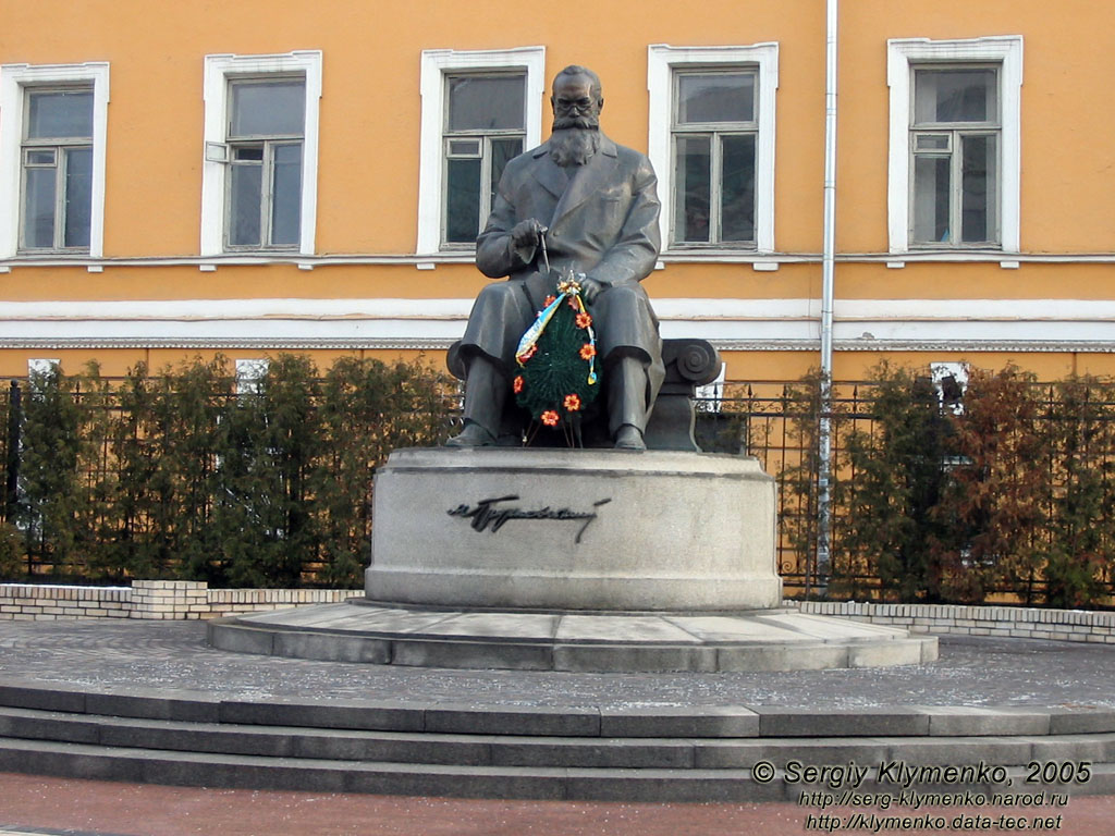 Фото Киева. Памятник М. Грушевскому.