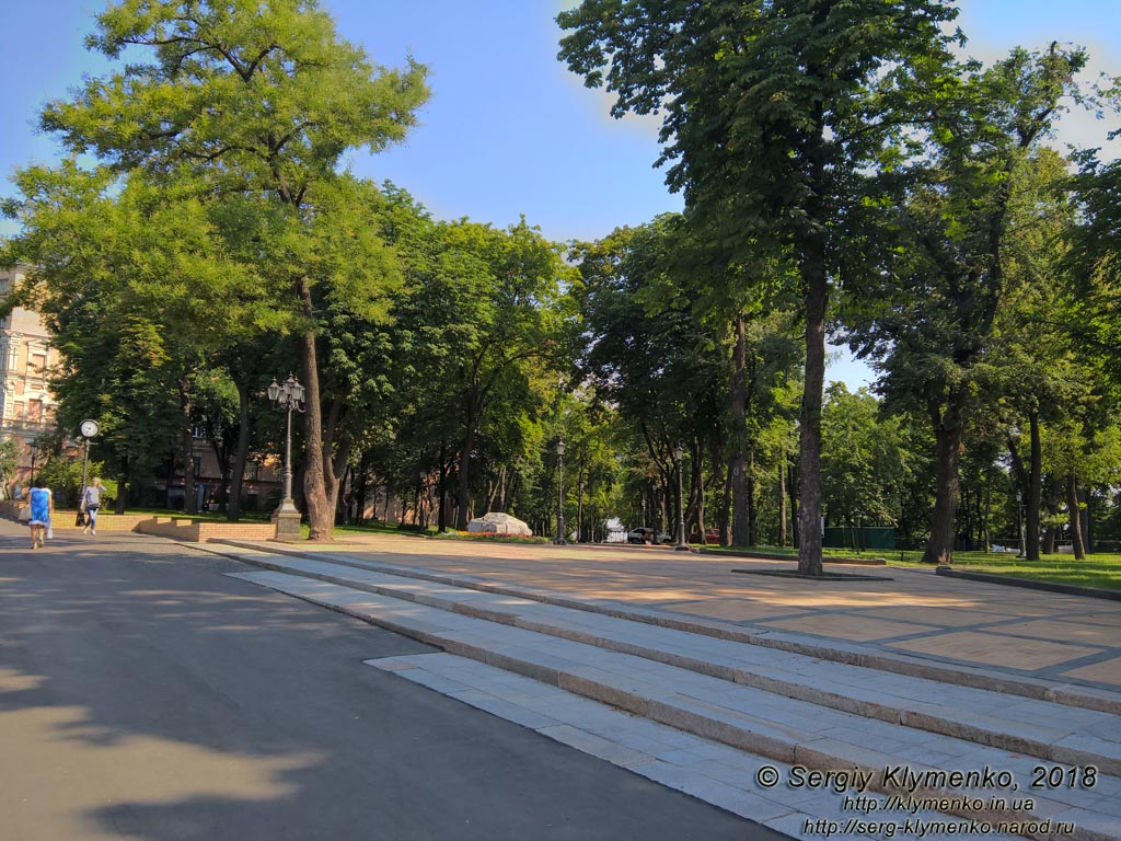 Фото Киева. Вход в парк «Владимирская горка» со стороны улицы Трехсвятительская после реконструкции 2018 года.