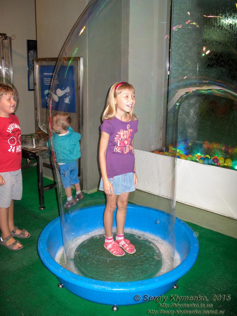 Фото Киева. Водно-информационный центр в Киеве. Детская игровая водная площадка.
Аттракцион «Мыльные пузыри». Создание огромного мыльного пузыря вокруг человека.