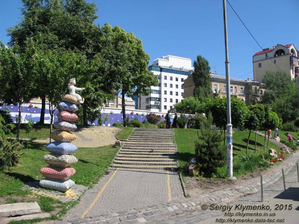Фото Киева. Оригинальная детская площадка на Пейзажной аллее.