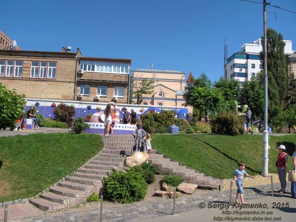 Фото Киева. Оригинальная детская площадка на Пейзажной аллее.