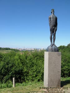 Фото Киева. Назар Билык, скульптура «Дождь» на Пейзажной аллее.
