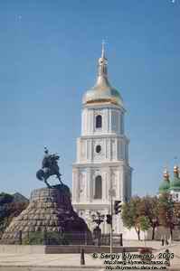 Фото Киева. Памятник Богдану Хмельницкому на фоне колокольни Собора Святой Софии.