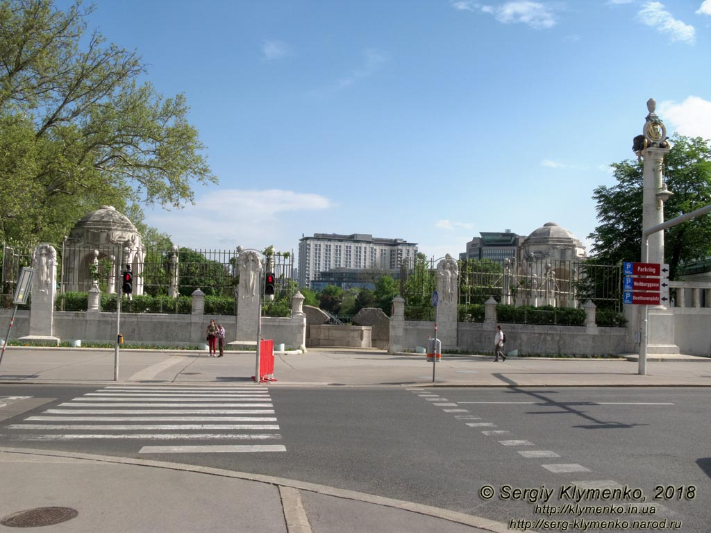 Вена (Vienna), Австрия (Austria). Фото. Выход из Венского городского парка на угол Johannesgasse и Lothringerstraße (Wienflußeinwölbung, Wienflussportal).