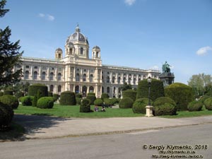 Вена (Vienna), Австрия (Austria). Фото. Площадь Марии Терезии (Maria-Theresien-Platz). Музей естественной истории (Naturhistorisches Museum Wien) и памятник Марии Терезии (Maria-Theresien-Denkmal).