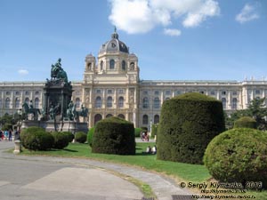 Вена (Vienna), Австрия (Austria). Фото. Площадь Марии Терезии (Maria-Theresien-Platz). Музей естественной истории (Naturhistorisches Museum Wien) и памятник Марии Терезии (Maria-Theresien-Denkmal).