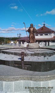 Фото Минска. Бронзовая статуя Моисея рядом с Всехсвятской церковью.