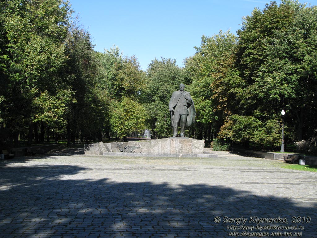 Фото Минска. Памятник Янке Купале (главный вход в парк им. Янки Купалы).
