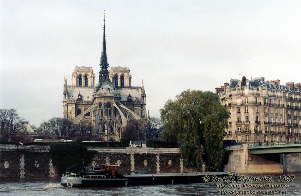 Париж. Вид с острова "St-Louis" на остров "Cite" и Notre-Dame; справа - мост "St-Louis".