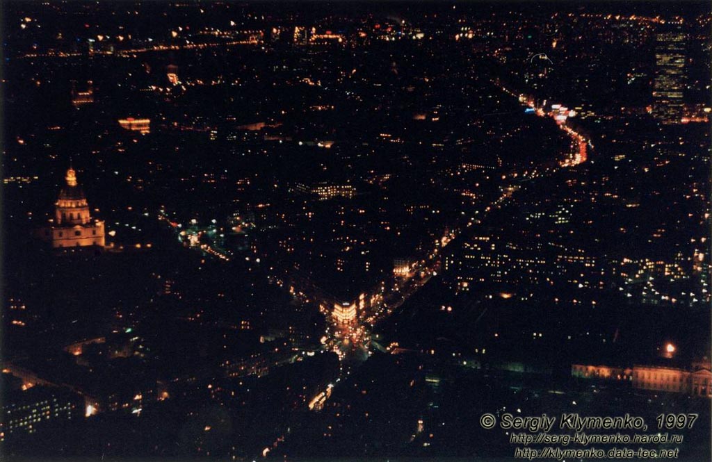 Париж. Вид с Эйфелевой башни на Дом Инвалидов (Hotel des Invalides; слева), Военную школу (Ecole Militaire; справа внизу) и небоскреб Монтпарнас (Tour Montparnasse; справа вверху).