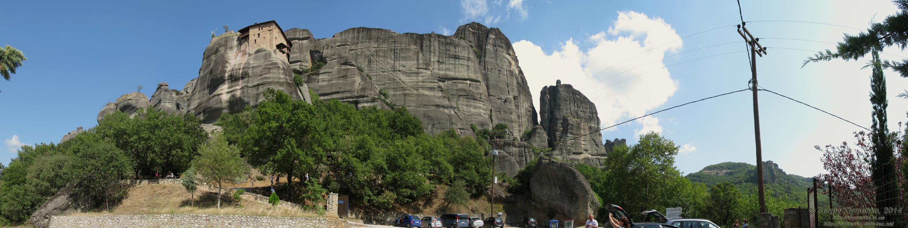 Греция (Ελλάδα). Монастыри Метеоры (Μετέωρα). Фото. Вид снизу на монастырь Святого Николая Анапавсаса (Μονή Αγίου Νικολάου Αναπαυσά). Панорама ~180° (39°43'22"N, 21°37'30"E).