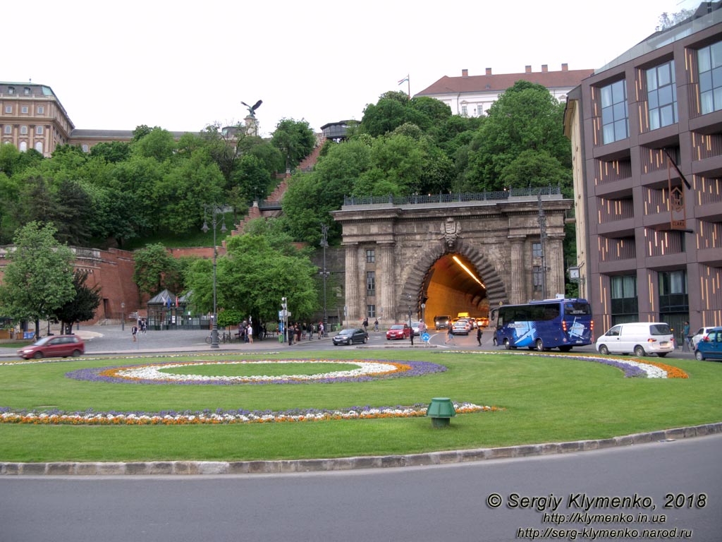 Будапешт (Budapest), Венгрия (Magyarország). Фото. Буда. Площадь Адама Кларка (Clark Ádám tér). На холме - Замок Буда (Budavári Palota).