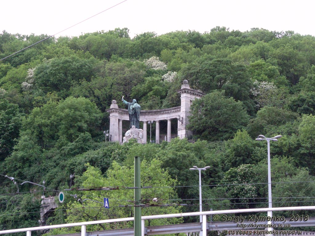 Будапешт (Budapest), Венгрия (Magyarország). Фото. Буда, площадь Дёбрентеи (Döbrentei tér), Холм Геллерта (Gellért-hegy) и статуя Святого Геллерта (Szent Gellért-szobor).