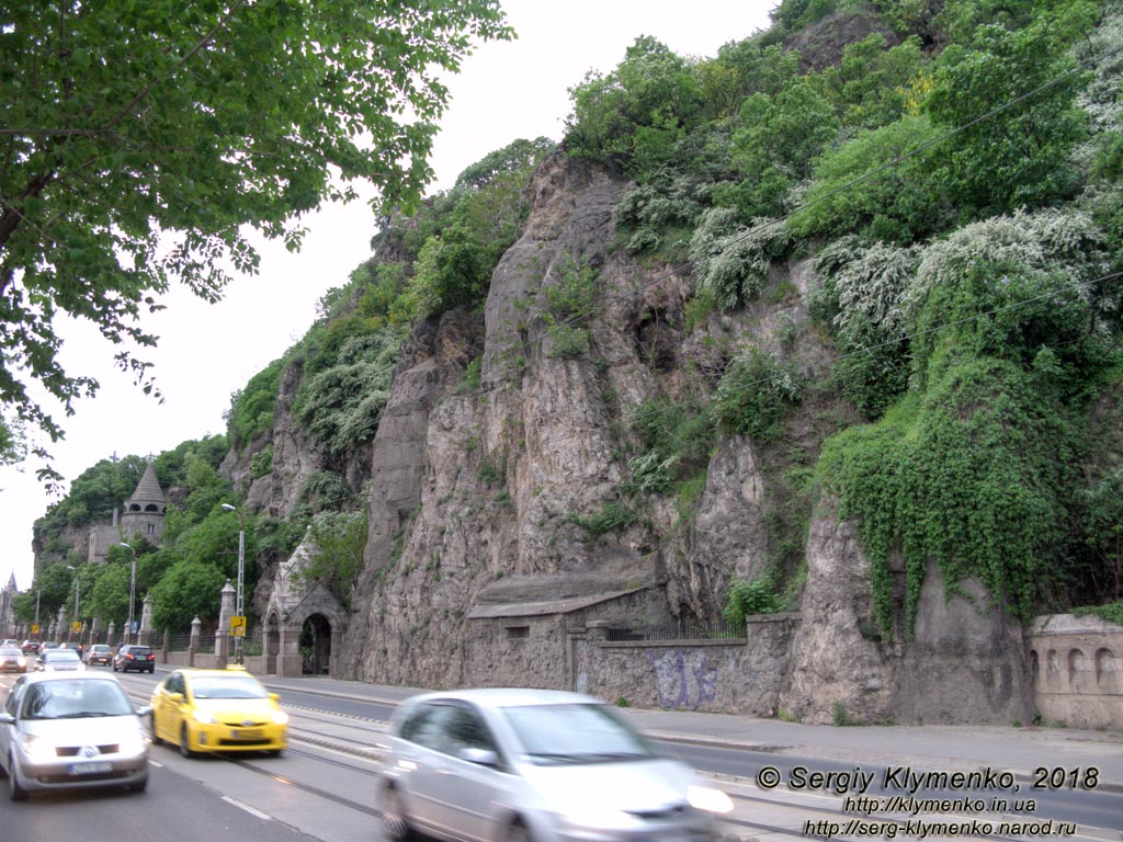 Будапешт (Budapest), Венгрия (Magyarország). Фото. Буда, вдоль Szent Gellért rkp. Холм Геллерта (Gellért-hegy) и пещерный монастирь ордена отцов Паулинов (Pálos kolostor).