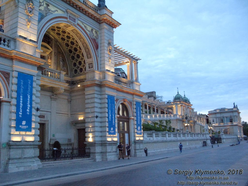 Будапешт (Budapest), Венгрия (Magyarország). Фото. Замковый (Варкертский) базар (Várkert Bazár) на площади Миклоша Ибля (Ybl Miklós tér).