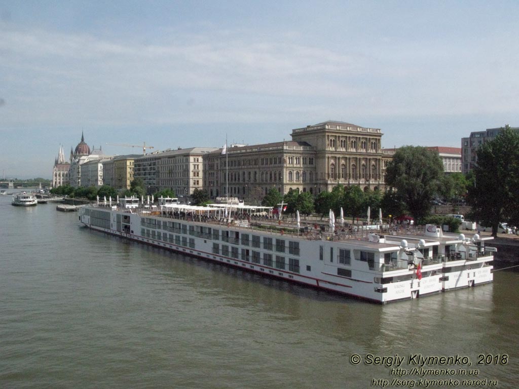 Будапешт (Budapest), Венгрия (Magyarország). Фото. Вид на Дунай и Академию наук Венгрии (Magyar Tudományos Akadémia) с Цепного моста (Széchenyi lánchíd).