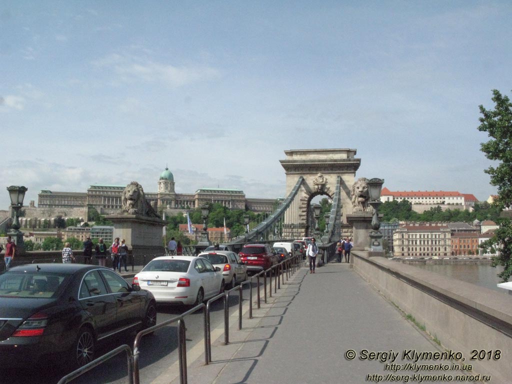 Будапешт (Budapest), Венгрия (Magyarország). Фото. Цепной мост, или мост Сеченьи (Széchenyi lánchíd). Вид от Пешта (с левого берега Дуная). На противоположном берегу - Замок Буда (Budavári Palota).