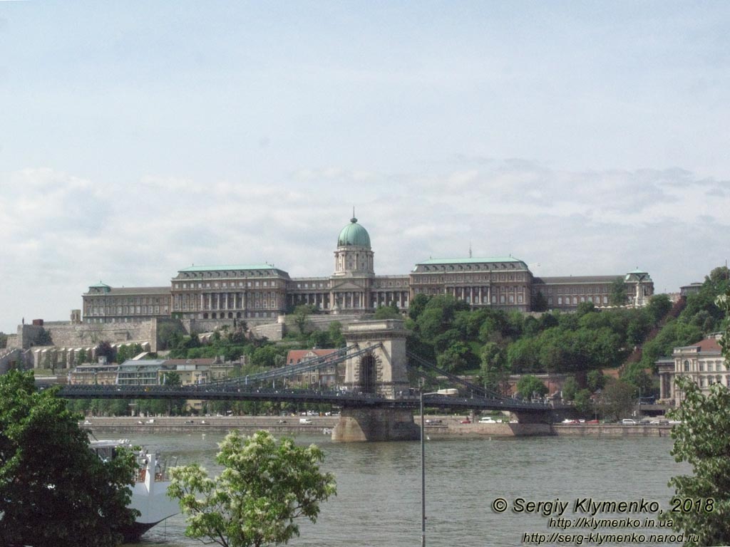 Будапешт (Budapest), Венгрия (Magyarország). Фото. Цепной мост, или мост Сеченьи (Széchenyi lánchíd). Вид от Пешта (с левого берега Дуная). На противоположном берегу - Замок Буда (Budavári Palota).