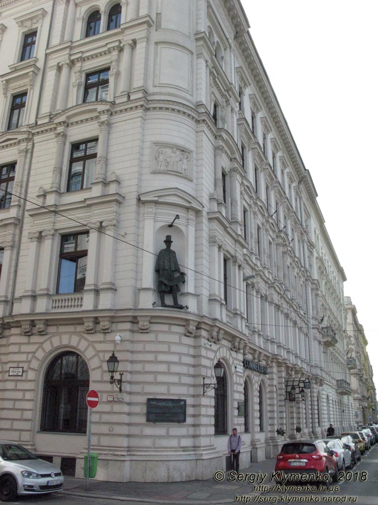 Будапешт (Budapest), Венгрия (Magyarország). Фото. Пешт, вдоль Széchenyi rkp. Статуя Иштвана Сеченьи (Zoltán u. 1).