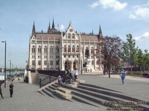 Будапешт (Budapest), Венгрия (Magyarország). Фото. Памятник Аттиле Йожефу (József Attila-szobor) невдалеке от здания парламента Венгерии (Országház).